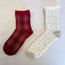 Load image into Gallery viewer, [Xmas limited gift box] Set of 2 pairs of Christmas color socks &amp; T-190 W
